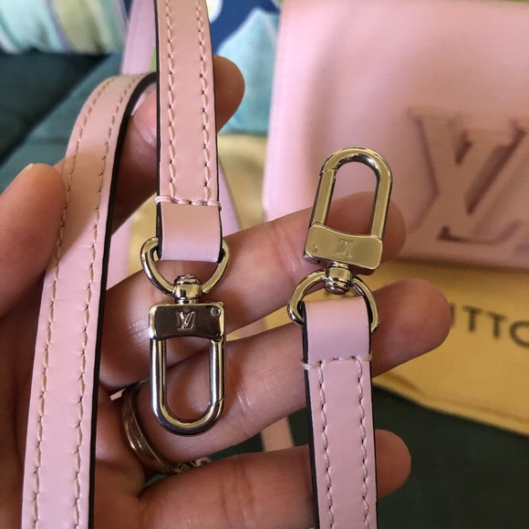 Authentic Louis Vuitton Epi Louise Crossbody Bag - Picture 7 of 9